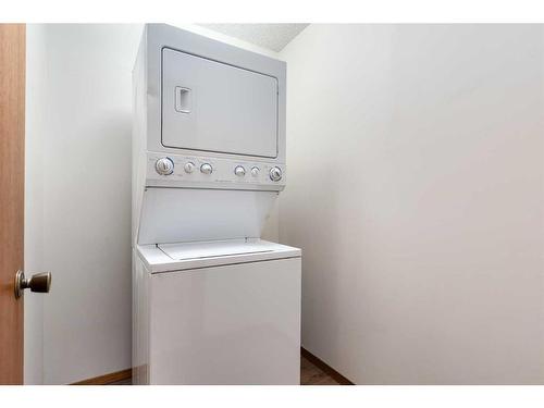 724 9Th Avenue Se, High River, AB - Indoor Photo Showing Laundry Room