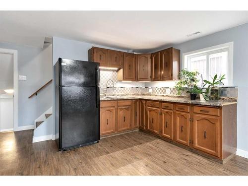 724 9Th Avenue Se, High River, AB - Indoor Photo Showing Kitchen