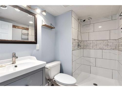 724 9Th Avenue Se, High River, AB - Indoor Photo Showing Bathroom