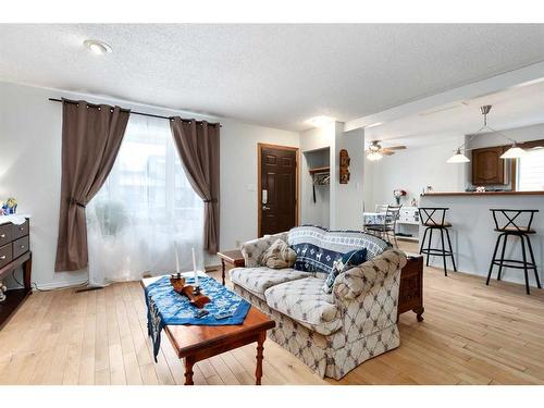 724 9Th Avenue Se, High River, AB - Indoor Photo Showing Living Room