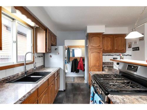 724 9Th Avenue Se, High River, AB - Indoor Photo Showing Kitchen With Double Sink