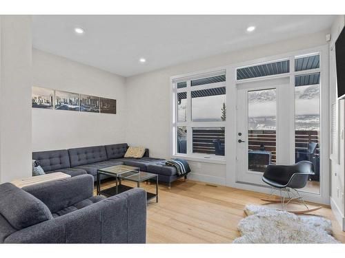 215 Riva Heights, Canmore, AB - Indoor Photo Showing Living Room