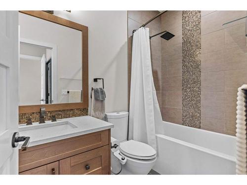 215 Riva Heights, Canmore, AB - Indoor Photo Showing Bathroom