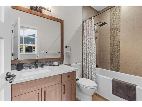 215 Riva Heights, Canmore, AB - Indoor Photo Showing Bathroom