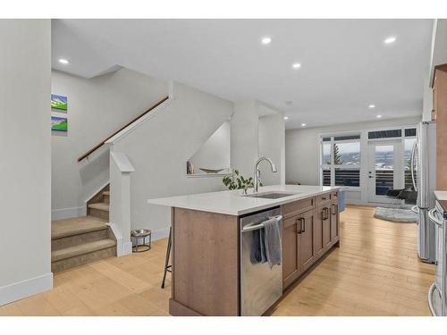 215 Riva Heights, Canmore, AB - Indoor Photo Showing Kitchen