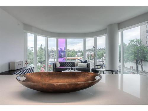 304-1107 Gladstone Road Nw, Calgary, AB - Indoor Photo Showing Living Room