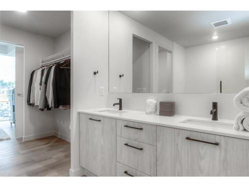 304-1107 Gladstone Road Nw, Calgary, AB - Indoor Photo Showing Bathroom