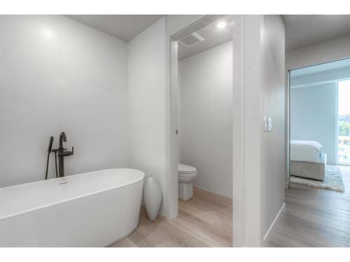 304-1107 Gladstone Road Nw, Calgary, AB - Indoor Photo Showing Bathroom