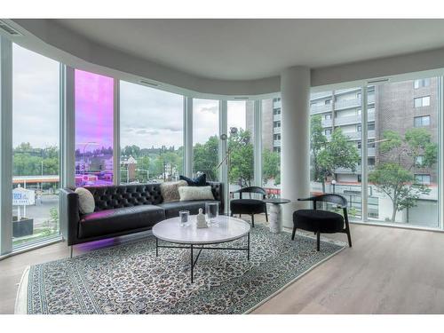 304-1107 Gladstone Road Nw, Calgary, AB - Indoor Photo Showing Living Room