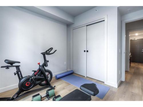 304-1107 Gladstone Road Nw, Calgary, AB - Indoor Photo Showing Gym Room