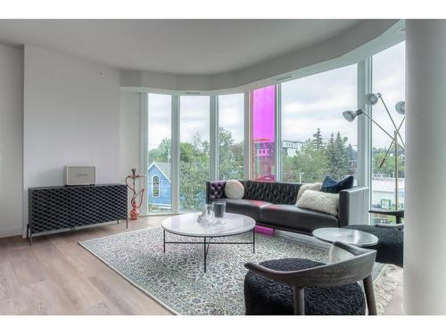 304-1107 Gladstone Road Nw, Calgary, AB - Indoor Photo Showing Living Room