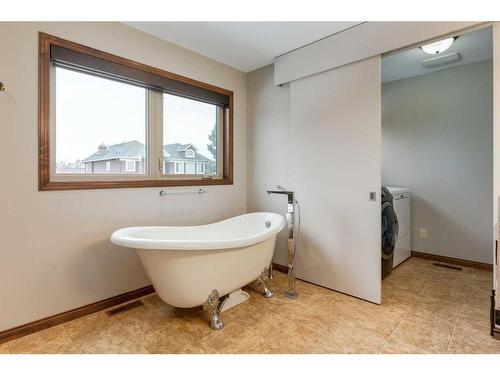 1721B 1 Avenue Nw, Calgary, AB - Indoor Photo Showing Bathroom