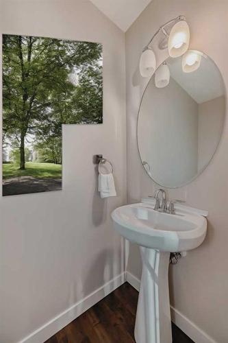 2416 1 Avenue Nw, Calgary, AB - Indoor Photo Showing Bathroom