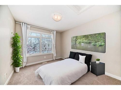 2416 1 Avenue Nw, Calgary, AB - Indoor Photo Showing Bedroom