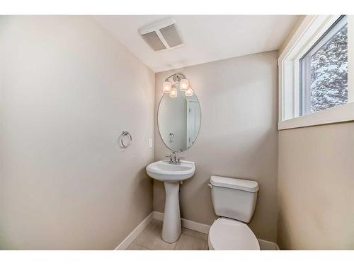 2416 1 Avenue Nw, Calgary, AB - Indoor Photo Showing Bathroom