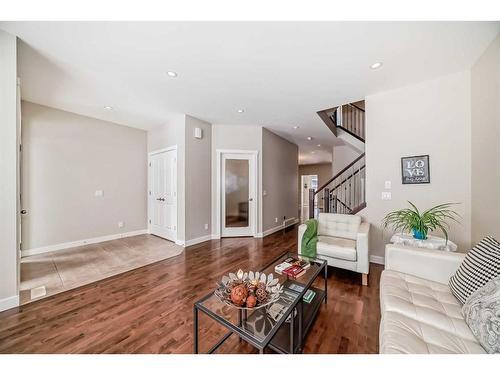 2416 1 Avenue Nw, Calgary, AB - Indoor Photo Showing Living Room