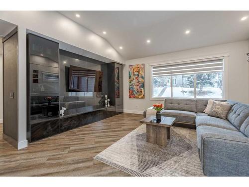 7107 Silver Springs Road Nw, Calgary, AB - Indoor Photo Showing Living Room