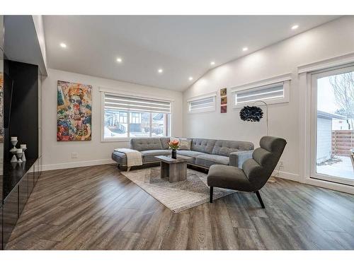 7107 Silver Springs Road Nw, Calgary, AB - Indoor Photo Showing Living Room