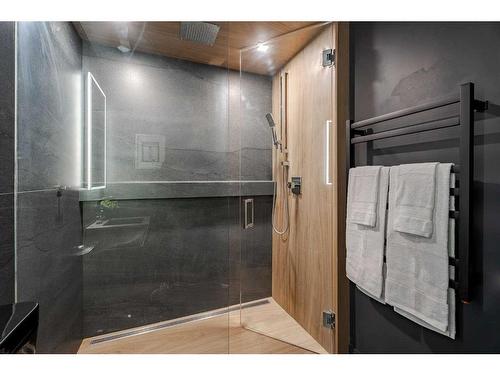 7107 Silver Springs Road Nw, Calgary, AB - Indoor Photo Showing Bathroom