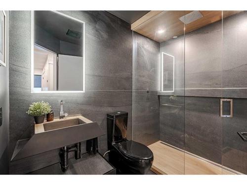 7107 Silver Springs Road Nw, Calgary, AB - Indoor Photo Showing Bathroom