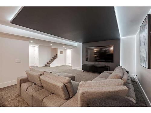 7107 Silver Springs Road Nw, Calgary, AB - Indoor Photo Showing Living Room