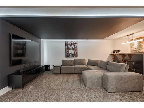 7107 Silver Springs Road Nw, Calgary, AB - Indoor Photo Showing Living Room