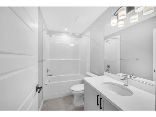 371 Hotchkiss Manor Se, Calgary, AB - Indoor Photo Showing Bathroom