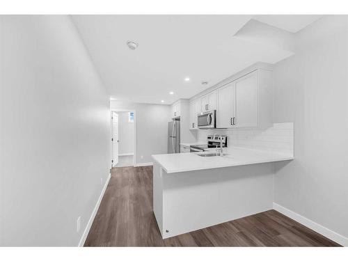 371 Hotchkiss Manor Se, Calgary, AB - Indoor Photo Showing Kitchen