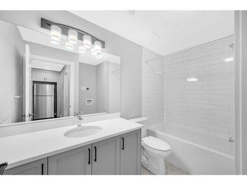 371 Hotchkiss Manor Se, Calgary, AB - Indoor Photo Showing Bathroom