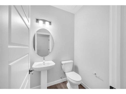 371 Hotchkiss Manor Se, Calgary, AB - Indoor Photo Showing Bathroom