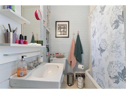 2232 5 Avenue Nw, Calgary, AB - Indoor Photo Showing Bathroom