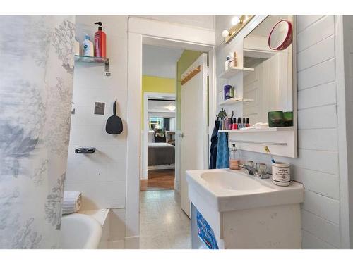 2232 5 Avenue Nw, Calgary, AB - Indoor Photo Showing Bathroom