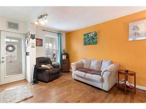 2232 5 Avenue Nw, Calgary, AB - Indoor Photo Showing Living Room