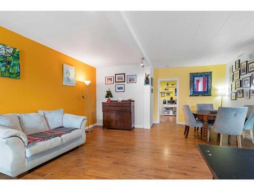 2232 5 Avenue Nw, Calgary, AB - Indoor Photo Showing Living Room