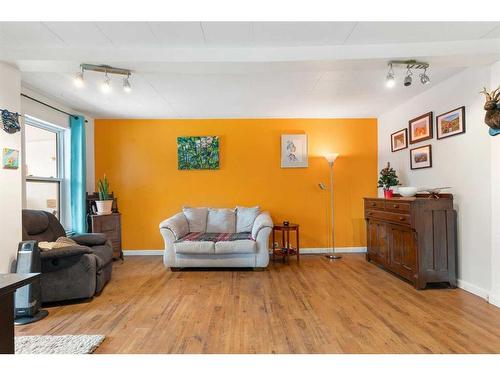 2232 5 Avenue Nw, Calgary, AB - Indoor Photo Showing Living Room