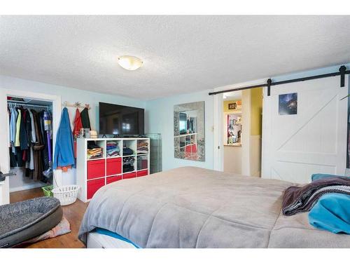 2232 5 Avenue Nw, Calgary, AB - Indoor Photo Showing Bedroom