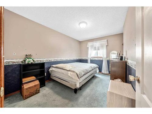 126 Somerset Drive Sw, Calgary, AB - Indoor Photo Showing Bedroom