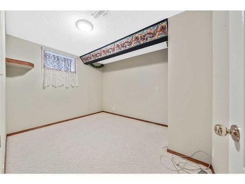 126 Somerset Drive Sw, Calgary, AB - Indoor Photo Showing Other Room