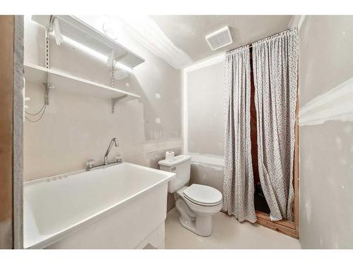 126 Somerset Drive Sw, Calgary, AB - Indoor Photo Showing Bathroom