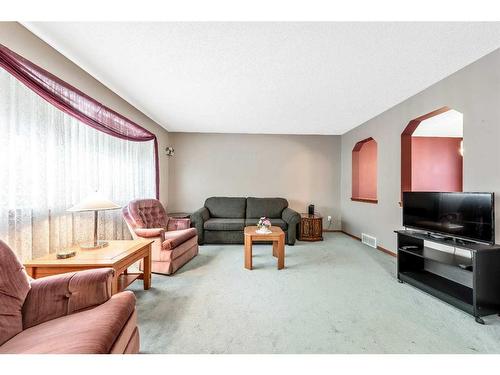 126 Somerset Drive Sw, Calgary, AB - Indoor Photo Showing Living Room