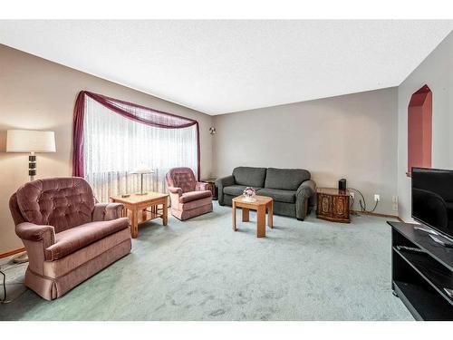 126 Somerset Drive Sw, Calgary, AB - Indoor Photo Showing Living Room