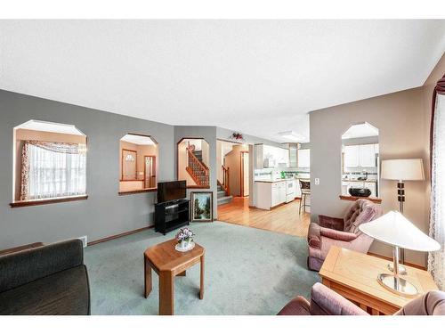 126 Somerset Drive Sw, Calgary, AB - Indoor Photo Showing Living Room