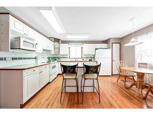 126 Somerset Drive Sw, Calgary, AB - Indoor Photo Showing Kitchen