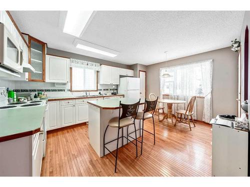 126 Somerset Drive Sw, Calgary, AB - Indoor Photo Showing Kitchen