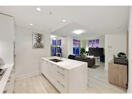 2104-901 10 Avenue Sw, Calgary, AB - Indoor Photo Showing Kitchen