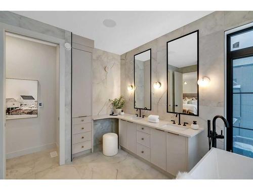 2326 3 Avenue Nw, Calgary, AB - Indoor Photo Showing Bathroom