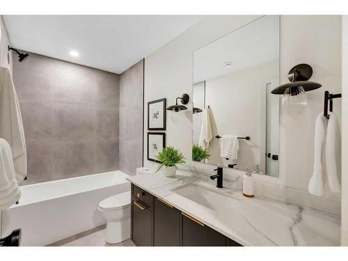 2326 3 Avenue Nw, Calgary, AB - Indoor Photo Showing Bathroom