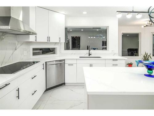 919 Shawnee Drive Sw, Calgary, AB - Indoor Photo Showing Kitchen