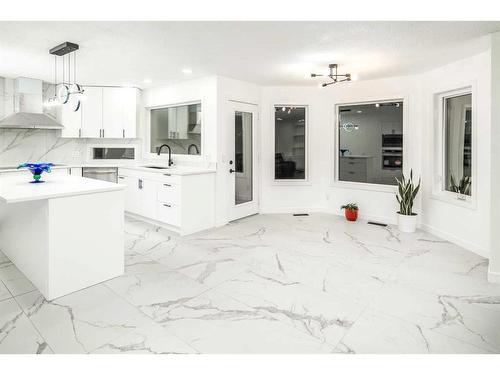 919 Shawnee Drive Sw, Calgary, AB - Indoor Photo Showing Kitchen