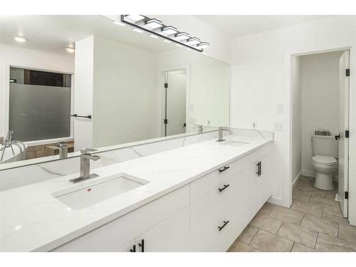 919 Shawnee Drive Sw, Calgary, AB - Indoor Photo Showing Bathroom